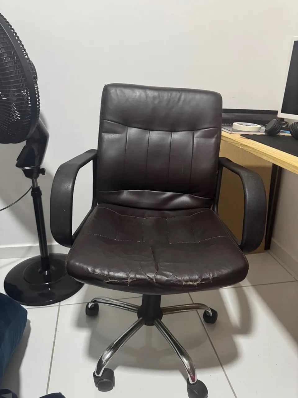 Cadeira para escritório semi nova