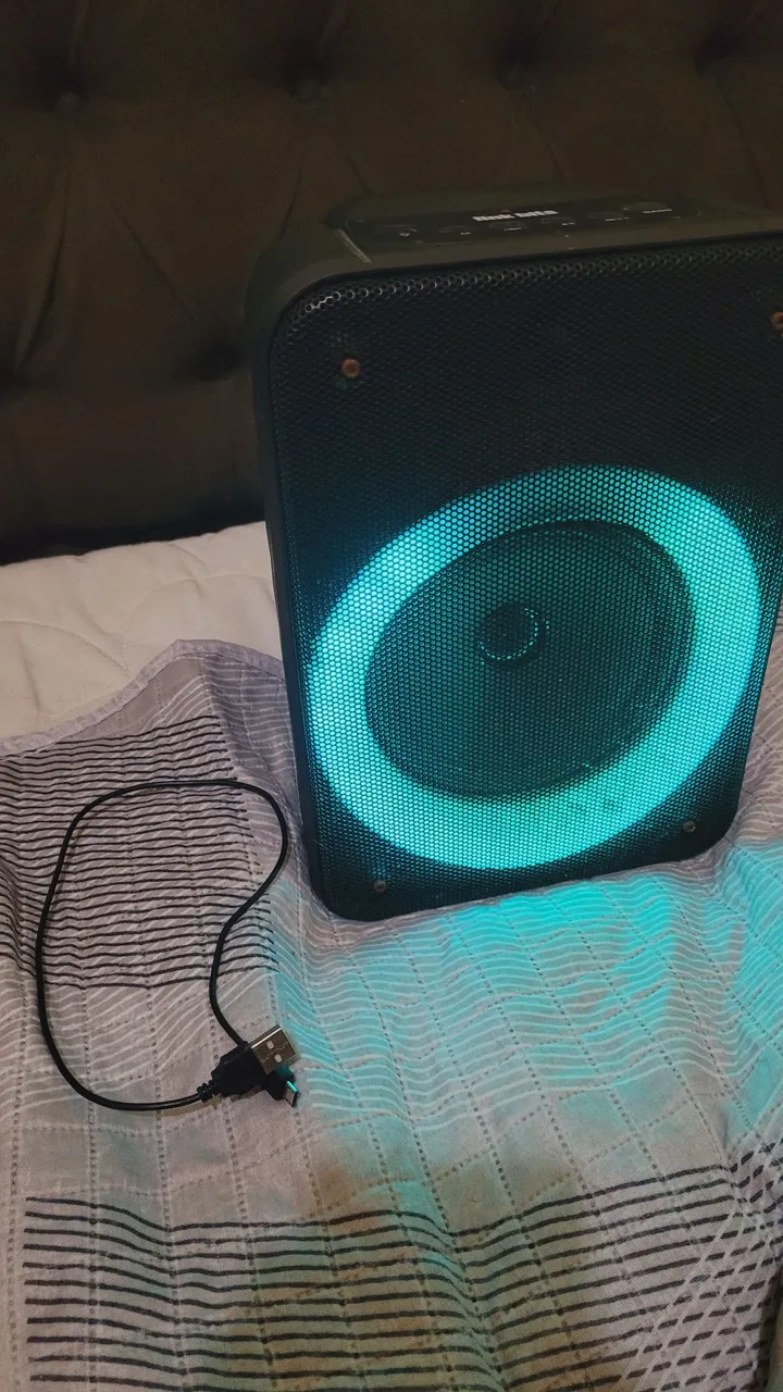 Caixa de Som Bluetooth com LED - Som Potente