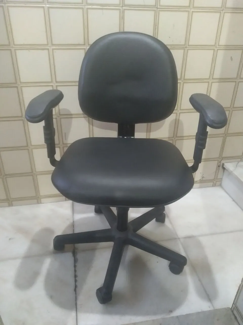 Cadeira de Escritório Giratória com Braços