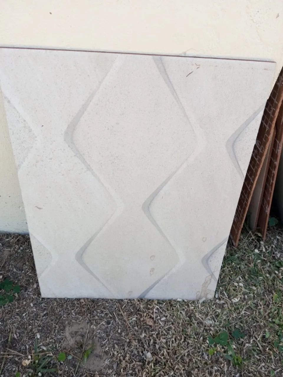 Quero comprar esse piso. Quem tiver para vender, por favor, entrar em contato.