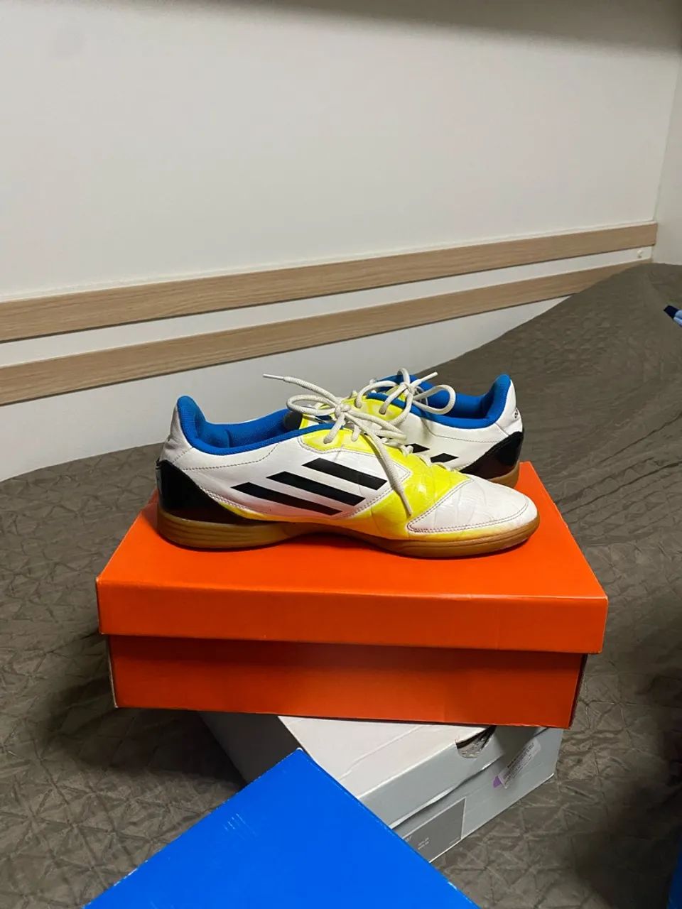 Chuteira Adidas - Amarelo e Branco - Foto 2