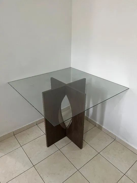 MESA COM TAMPA DE VIDRO 1M x 1M