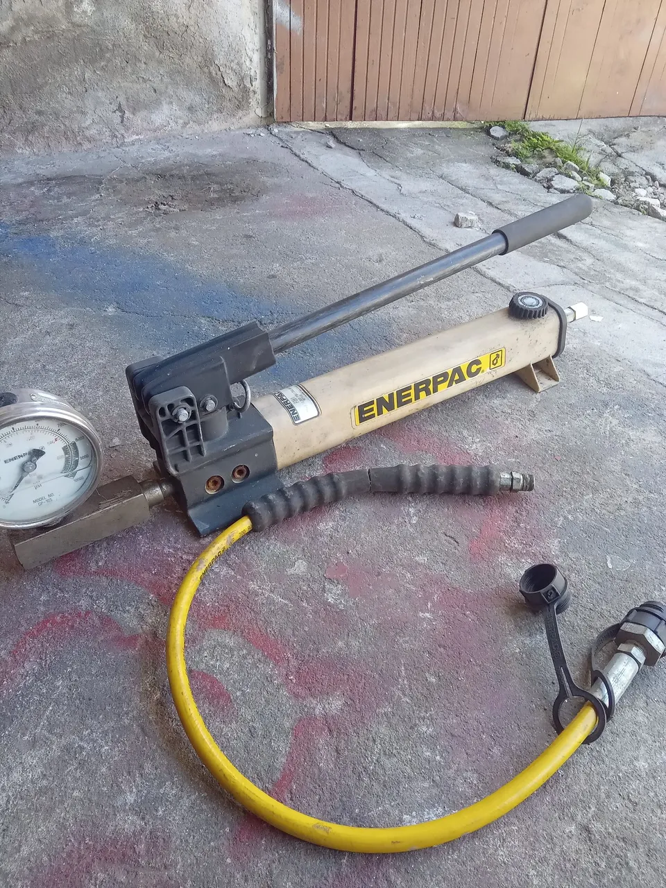 Bomba Hidráulica Enerpac com Manômetro