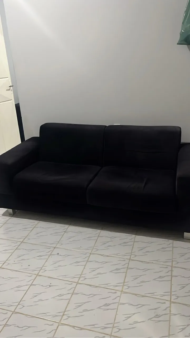Sofá simples preto 2 lugares