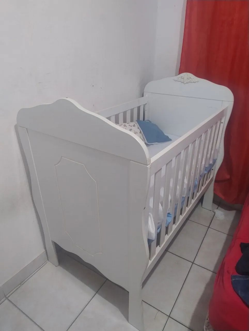 Berço de bebê usado com colchão e com kit berço em ótimo estado  - Foto 4