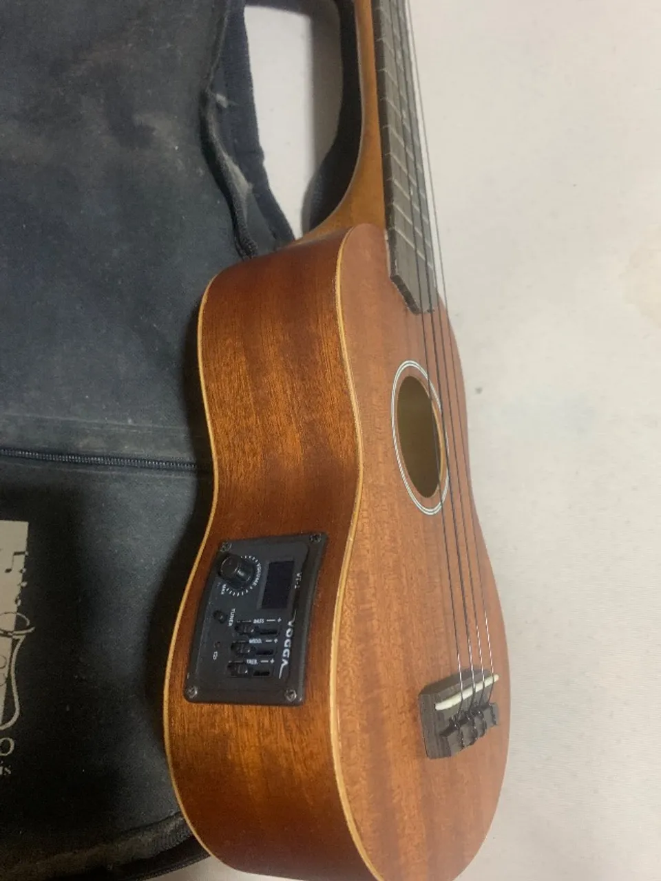 Vendo ukulele elétrico