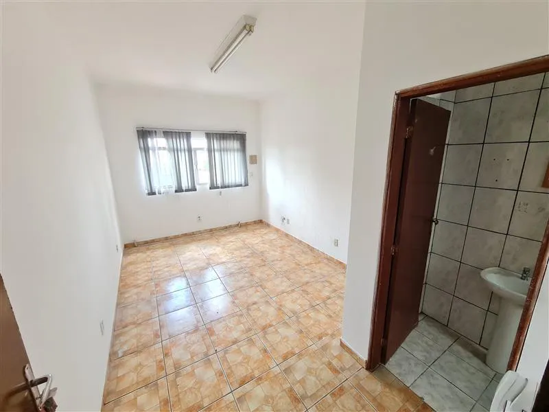 Sala comercial Ermelino Matarazzo de aproximadamente 30m², com banheiro