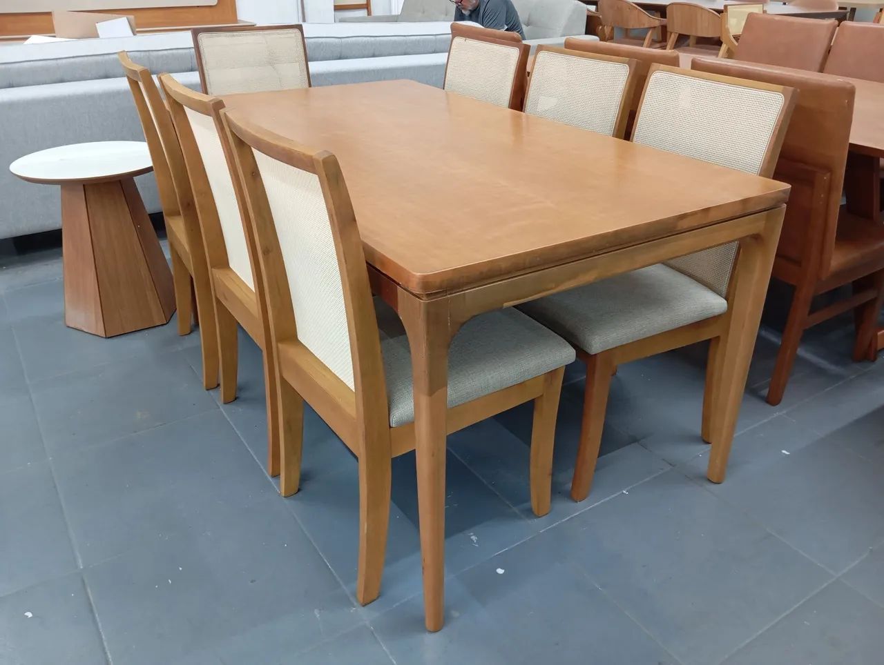Mesa nova e com cadeiras de madeira, a pronta entrega 