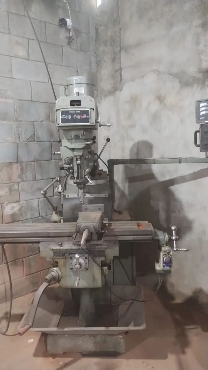 Fresadora Industrial  veker iso 30 muito nova