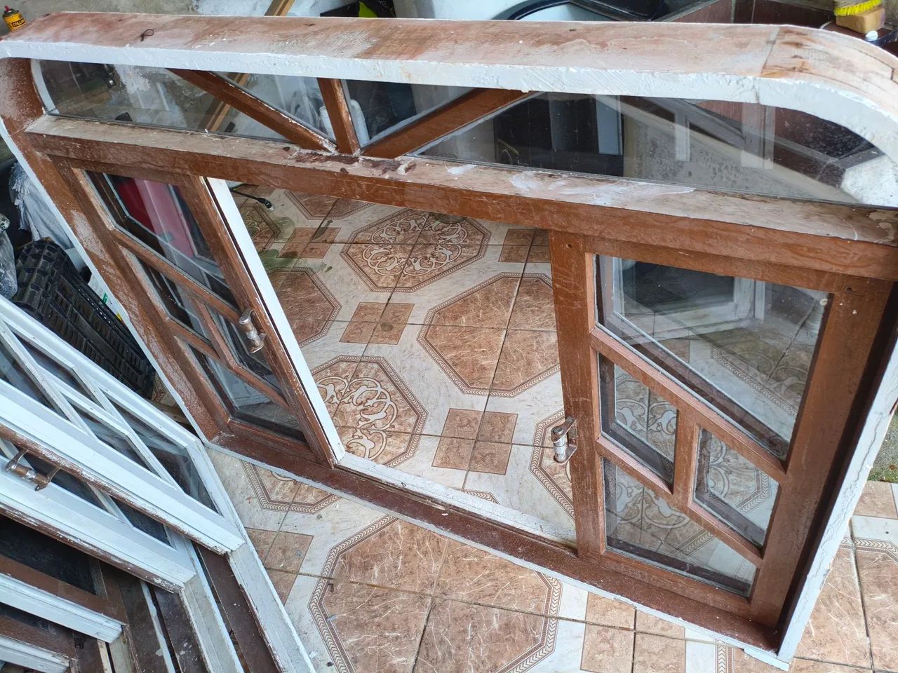 Janelas e porta janela com arco em madeira com vidro fumê  - Foto 5