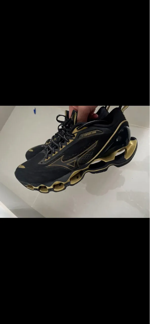 Tênis Mizuno Wave Prophecy 11 Preto e Dourado
