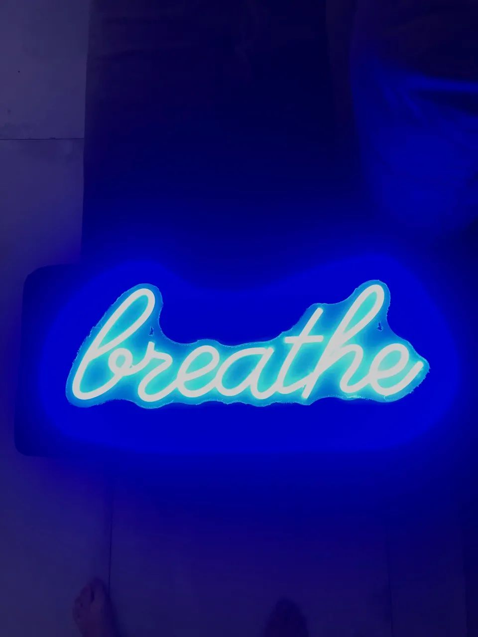 Letreiro Led Azul Breathe Inglês(Tradução: Respire)