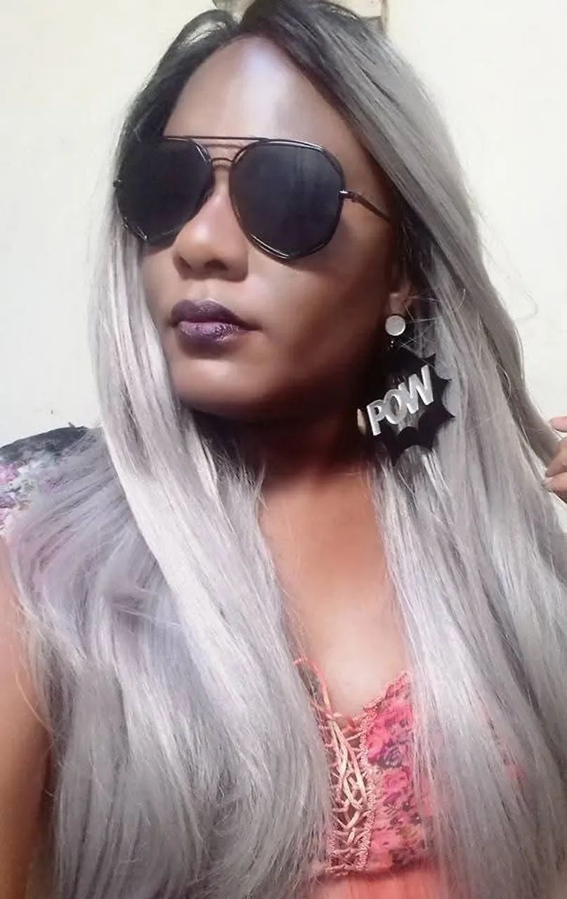 Peruca cinza prateada - cabelo longo e macio