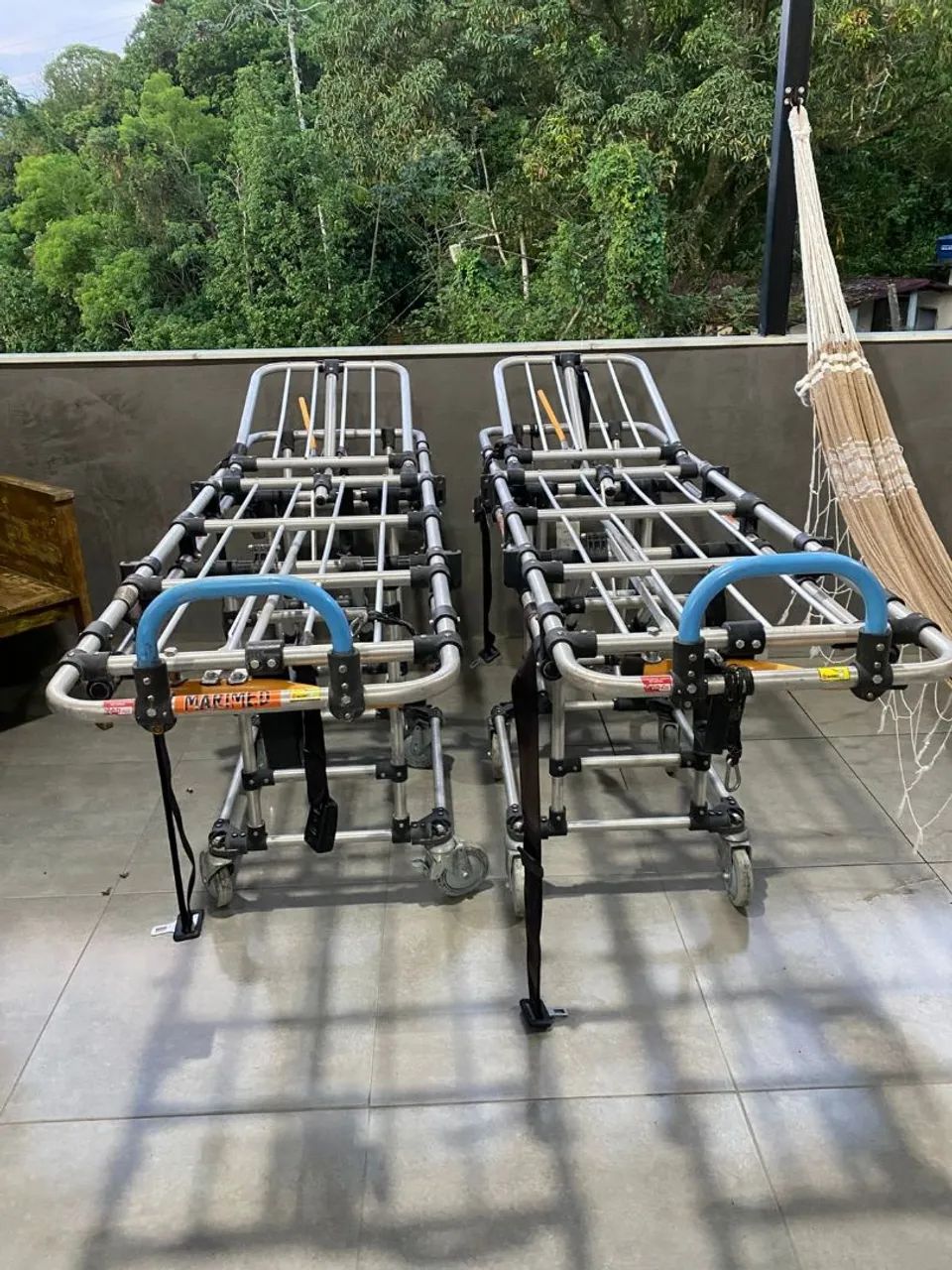 Duas macas hospitalares com conchonetes