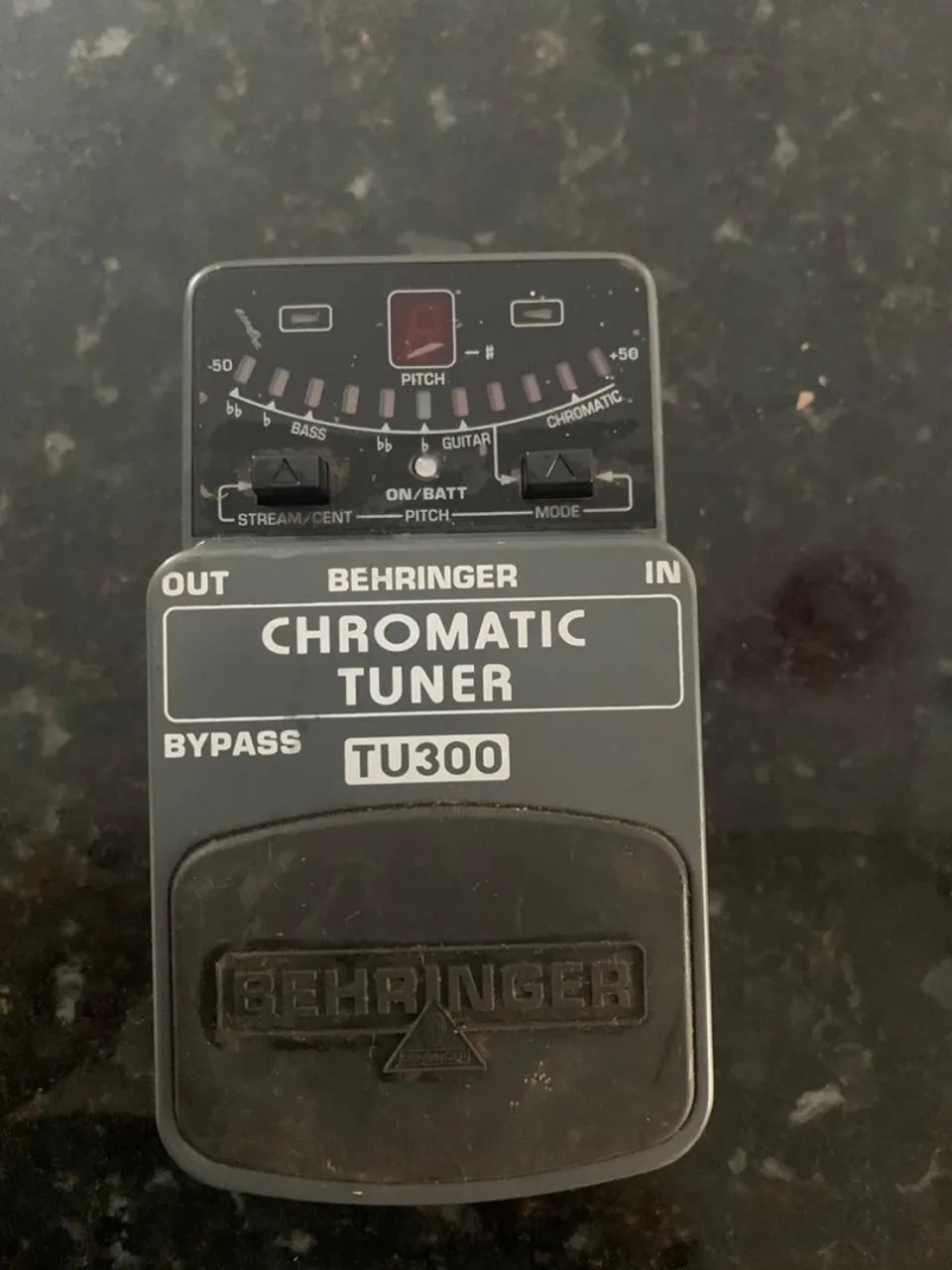 Afinador de Guitarra Behringer TU300