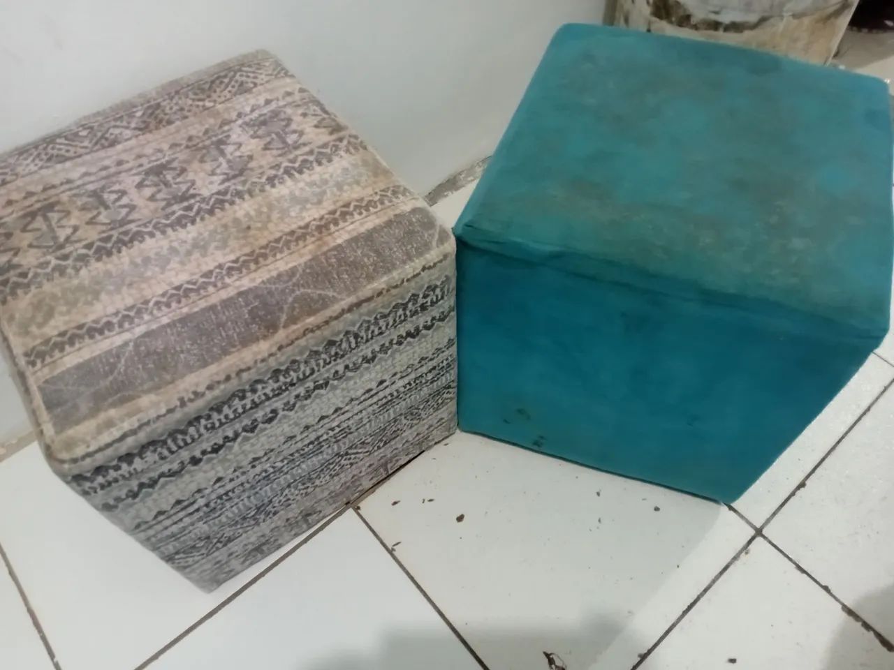 Pufes para descansar os pés ou sentar 