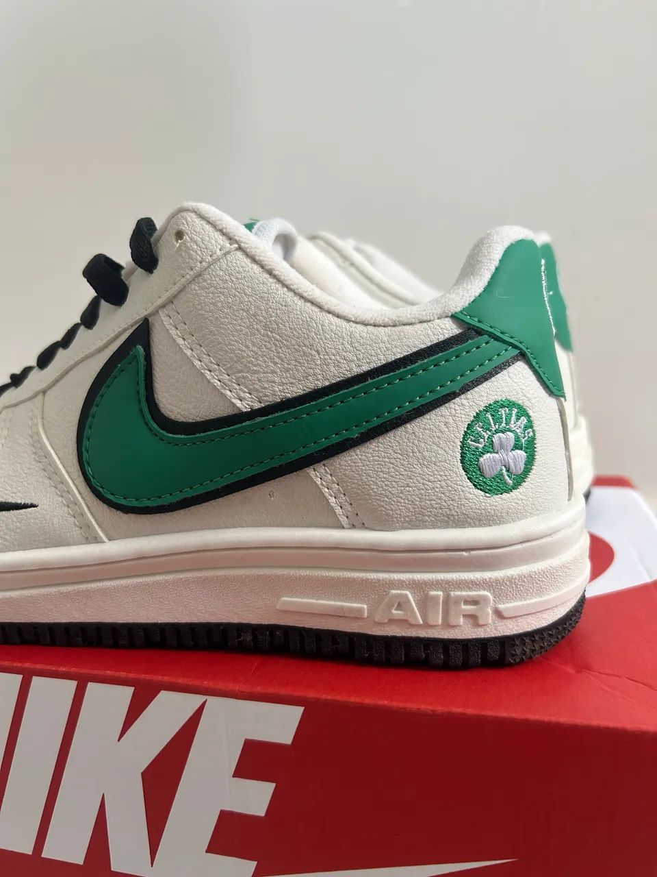 BAIXEI Tênis Nike Air Force Boston Celtics Seminovo