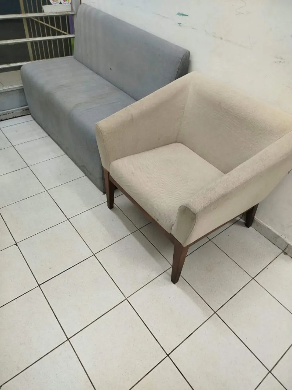 Poltrona Estofada Bege  - Foto 2