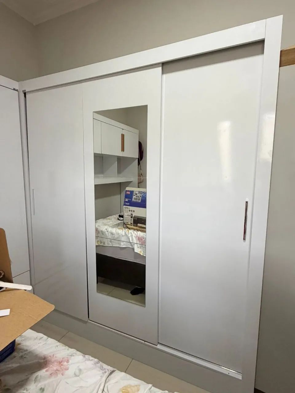Guarda roupa espaçoso, feito de MDP - Foto 3