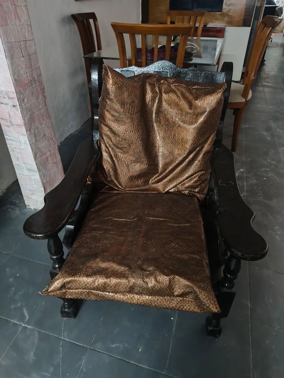 Vendo duas cadeiras de madeira pura antiga - Foto 2