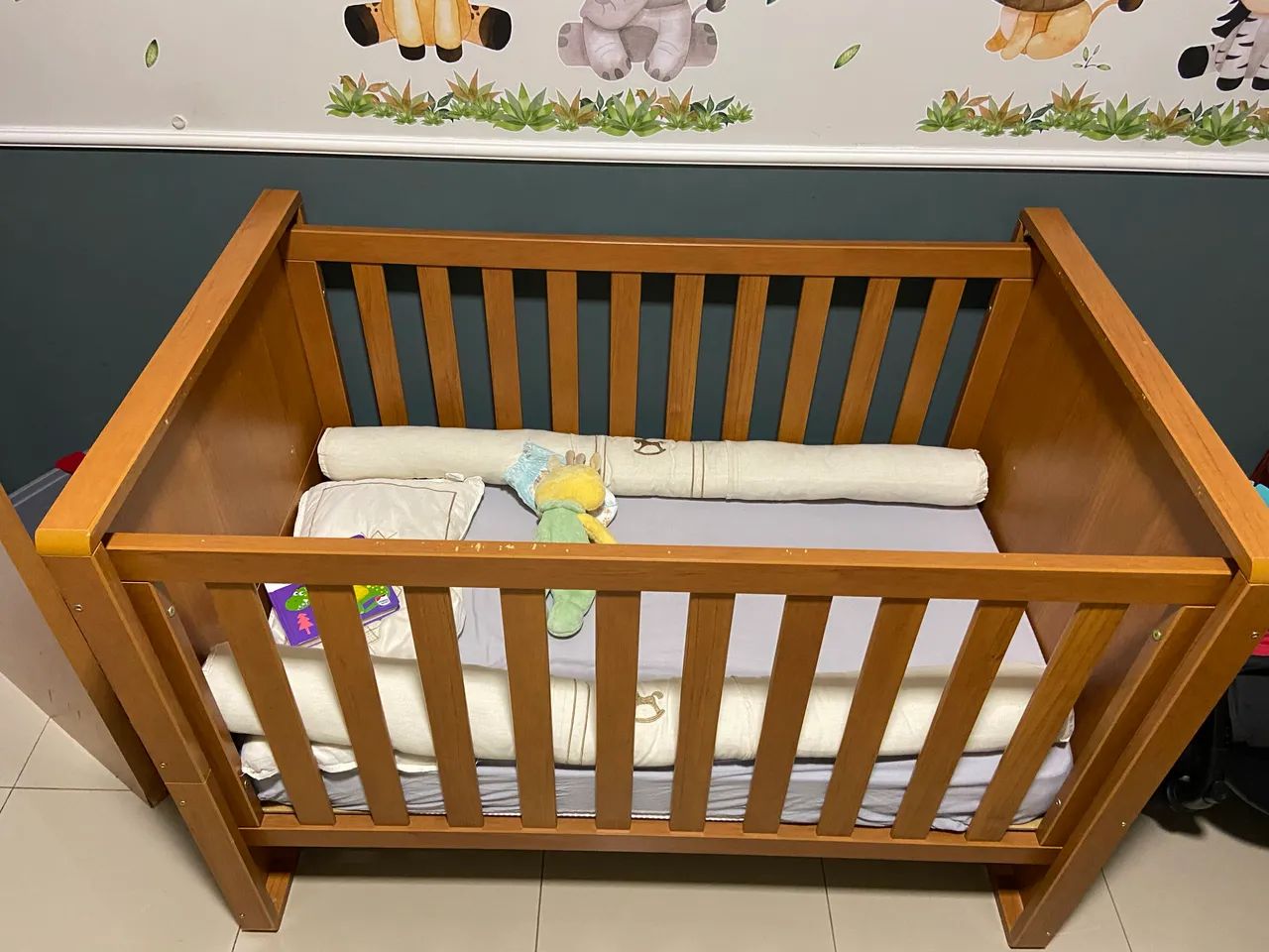 Berço com colchão e protetor 