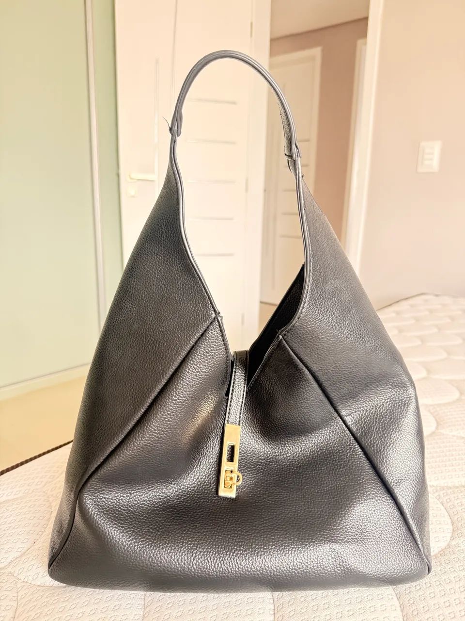 Bolsa Preta semi nova em perfeito estado de conservação e sem avarias