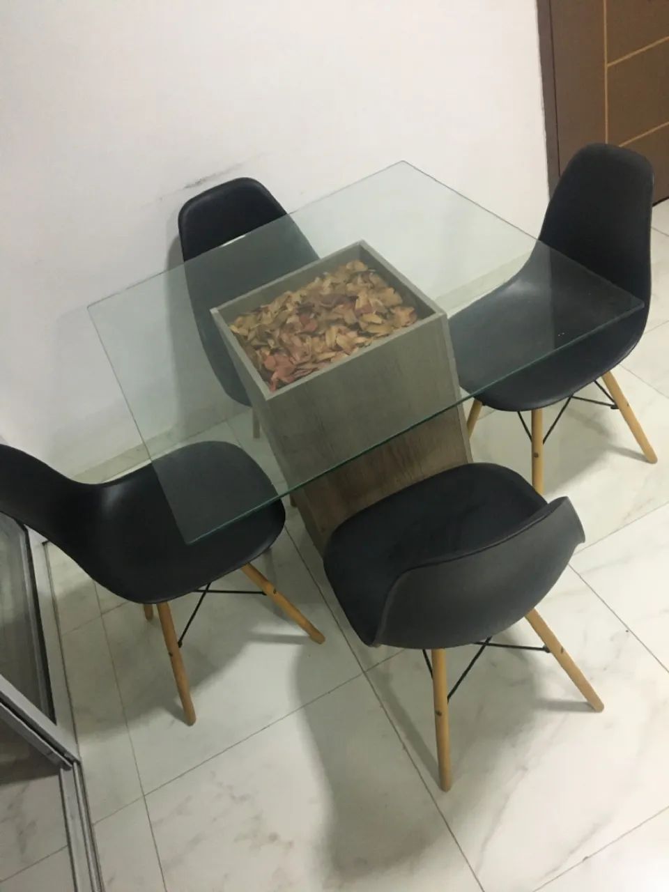 Mesa e cadeiras