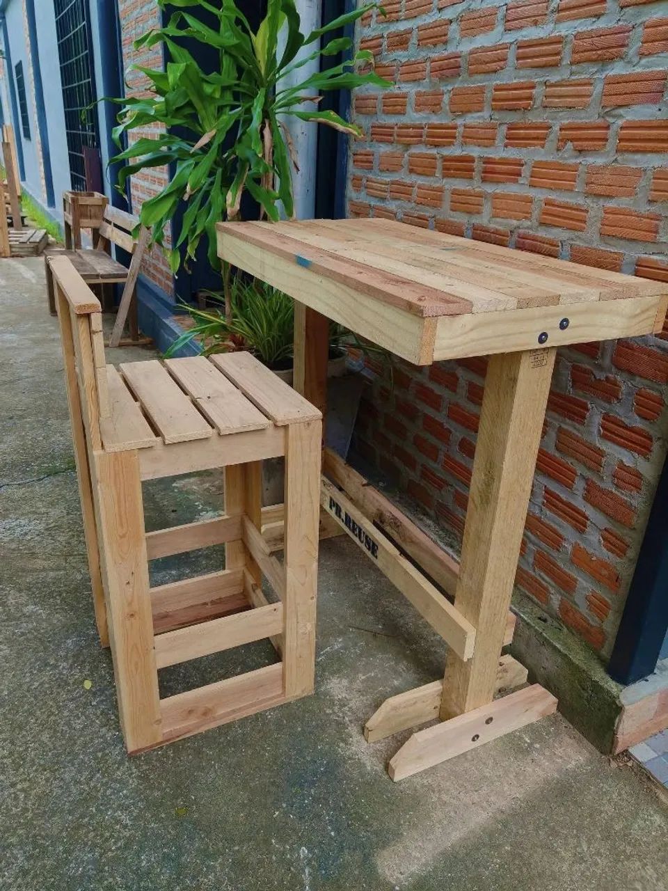 O conjunto de mesa bistrô e banqueta com encosto 