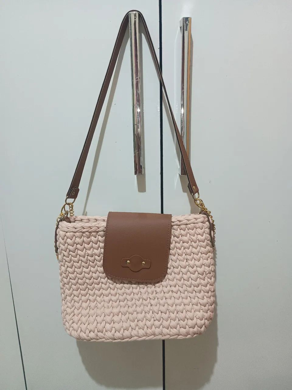 bolsa de crochê rosa com aba de couro sintético e alça de corrente dourada nova