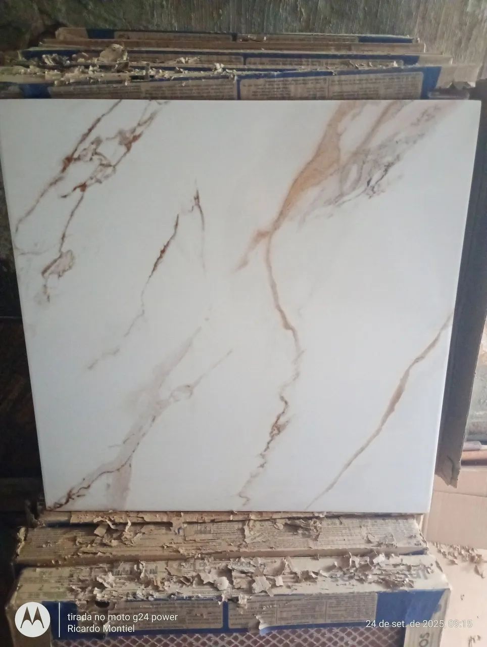 Incopiso brand ceramic floor tile, white with details, dimensions 57.5 x 57.5.
