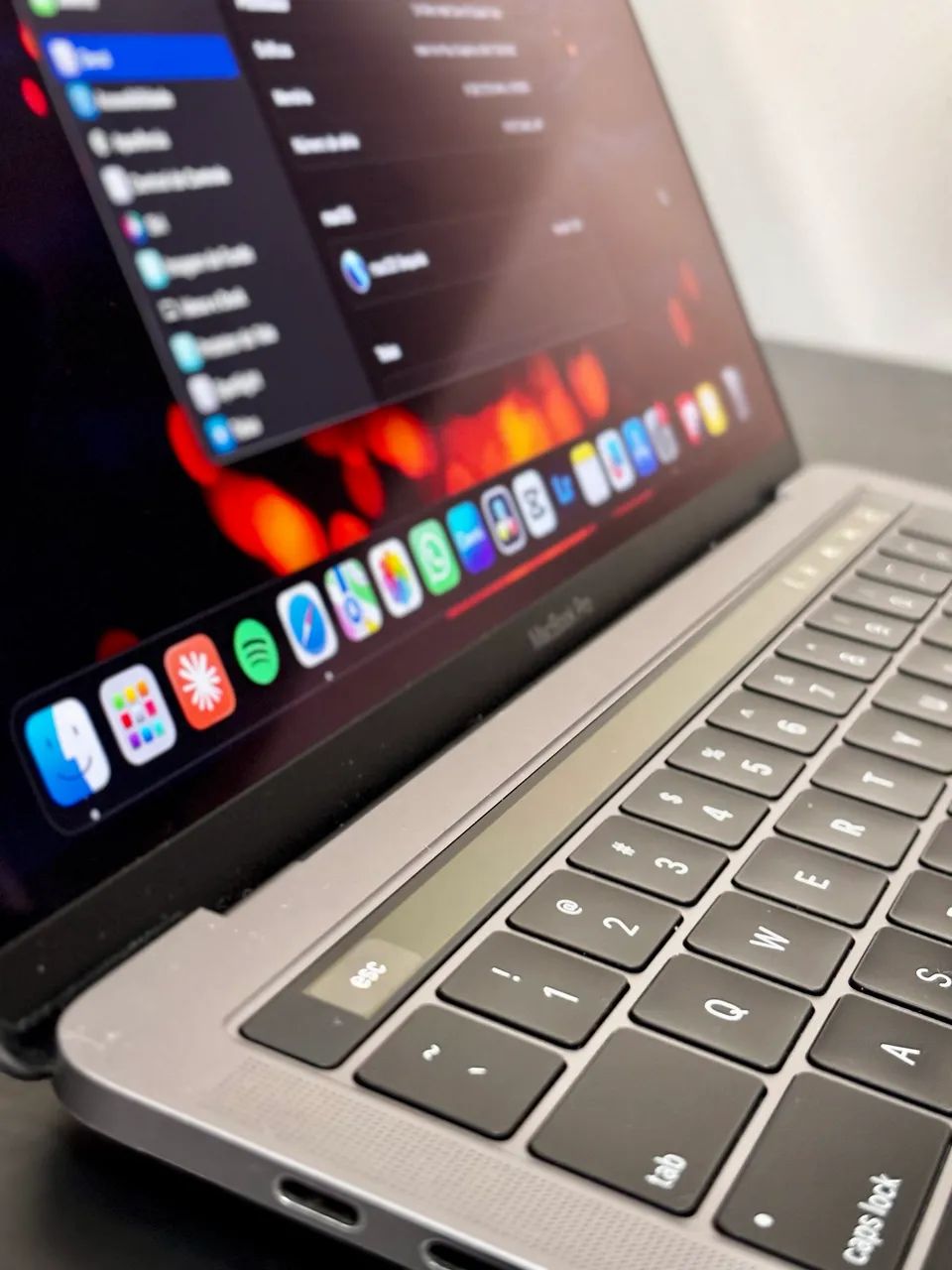 MacBook Pro 13 2019 | i5 Quad-Core | 8GB RAM | Retina - Estado
