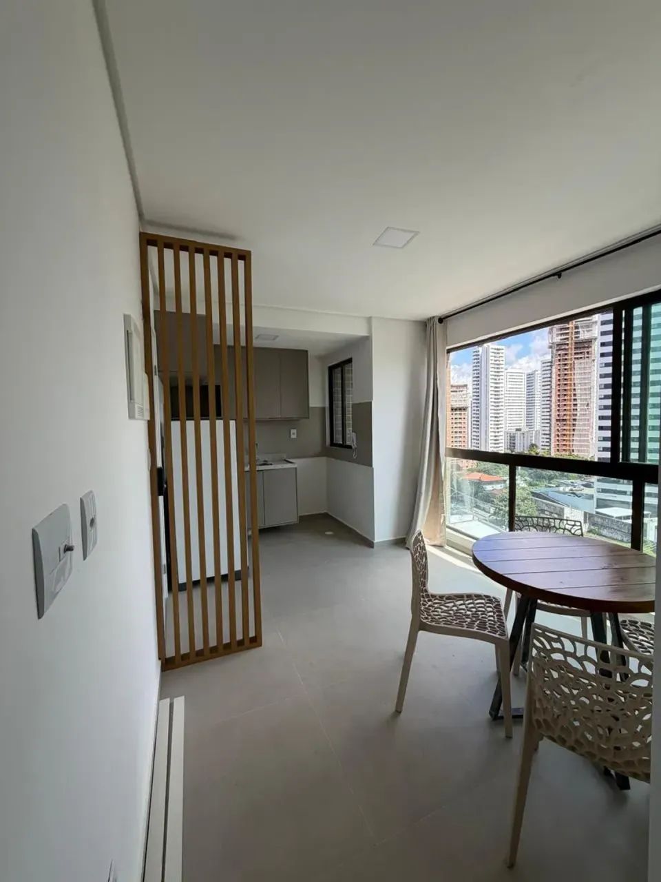 Alugo flat mobiliado com 1 quarto, no melhor trecho da Torre.