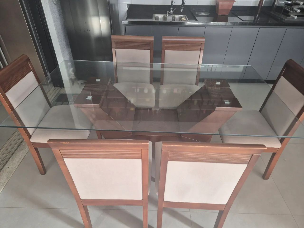 Mesa com 6 cadeiras 