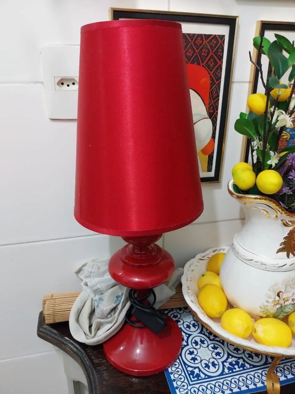 Abajur vermelho  em metal esmaltado - 56 cm de altura