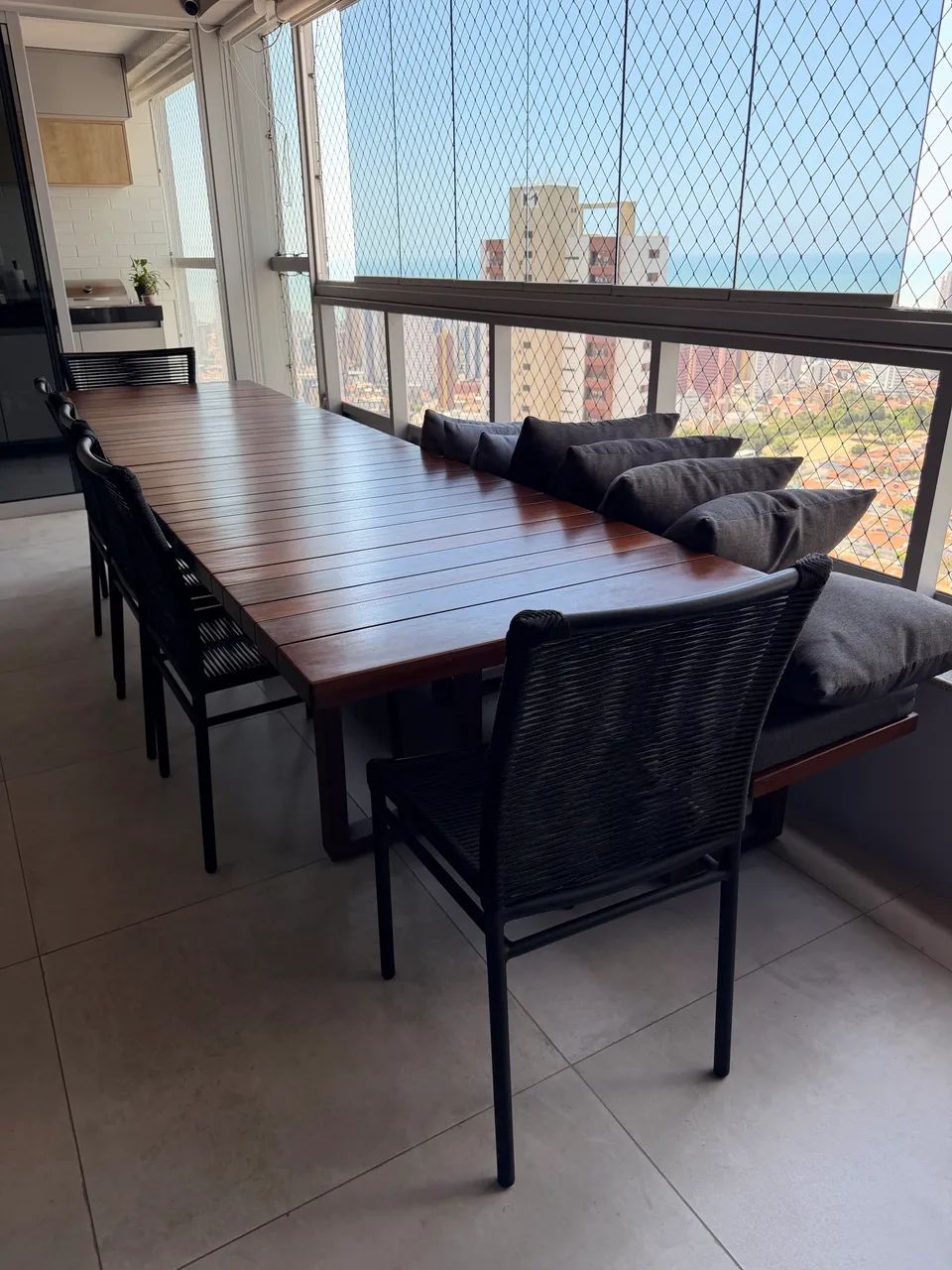 Vendo conjunto de mesa, cadeiras e bancos para 12 lugares - Foto 4