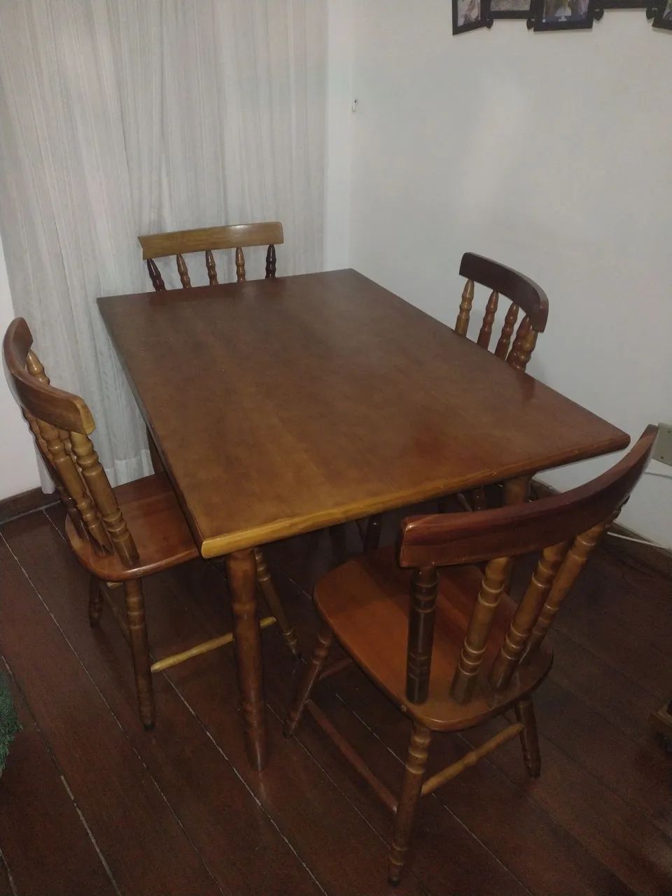 Mesa de madeira com 4 cadeiras, excelente estado