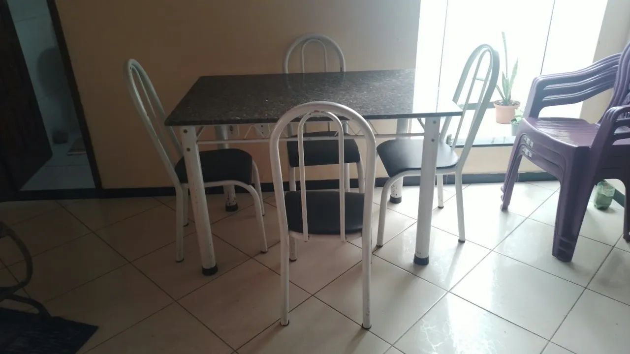 Vendo mesa de mármore com 4 cadeiras - Foto 3