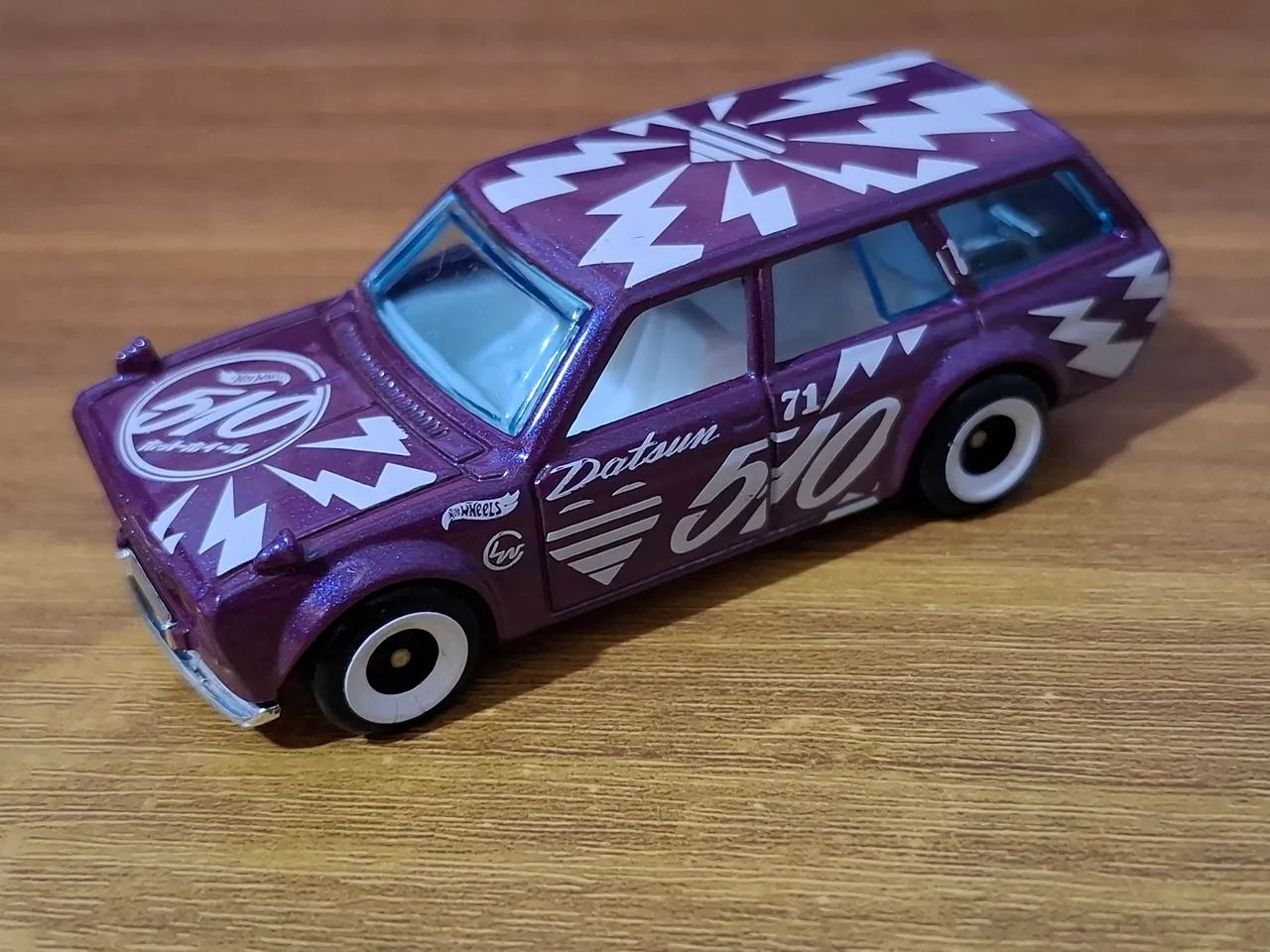 4 HotWheels diversos com 1 T-Hunt + brinde! - Foto 3