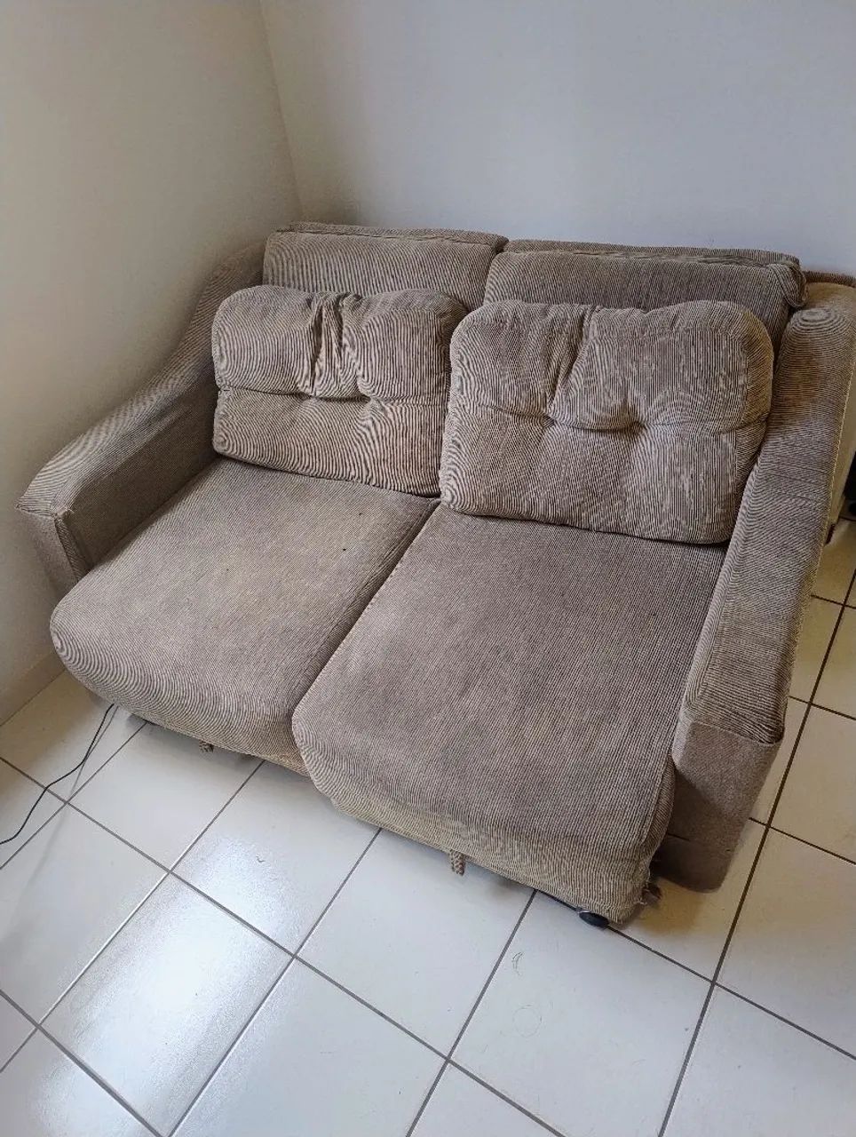 Vendo sofá cama - ÓTIMA ESTRUTURA, MADEIRA DE VERDADE, SOFÁ PESADO 