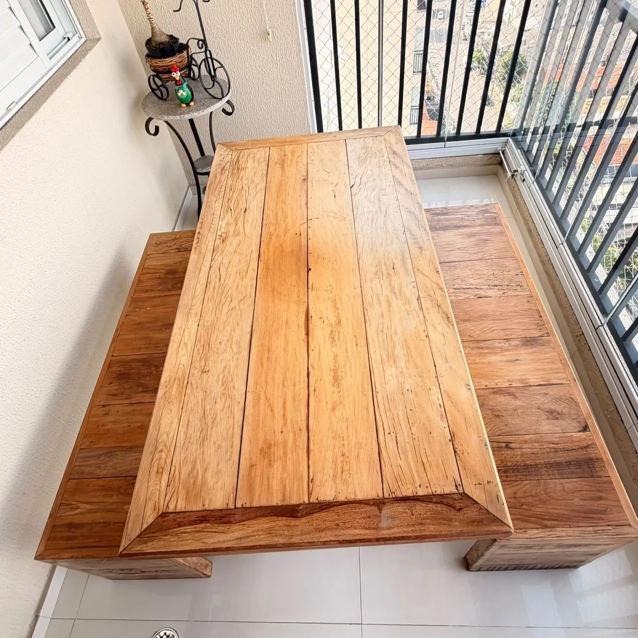 Conjunto mesa rústica madeira maciça com bancos - Foto 3
