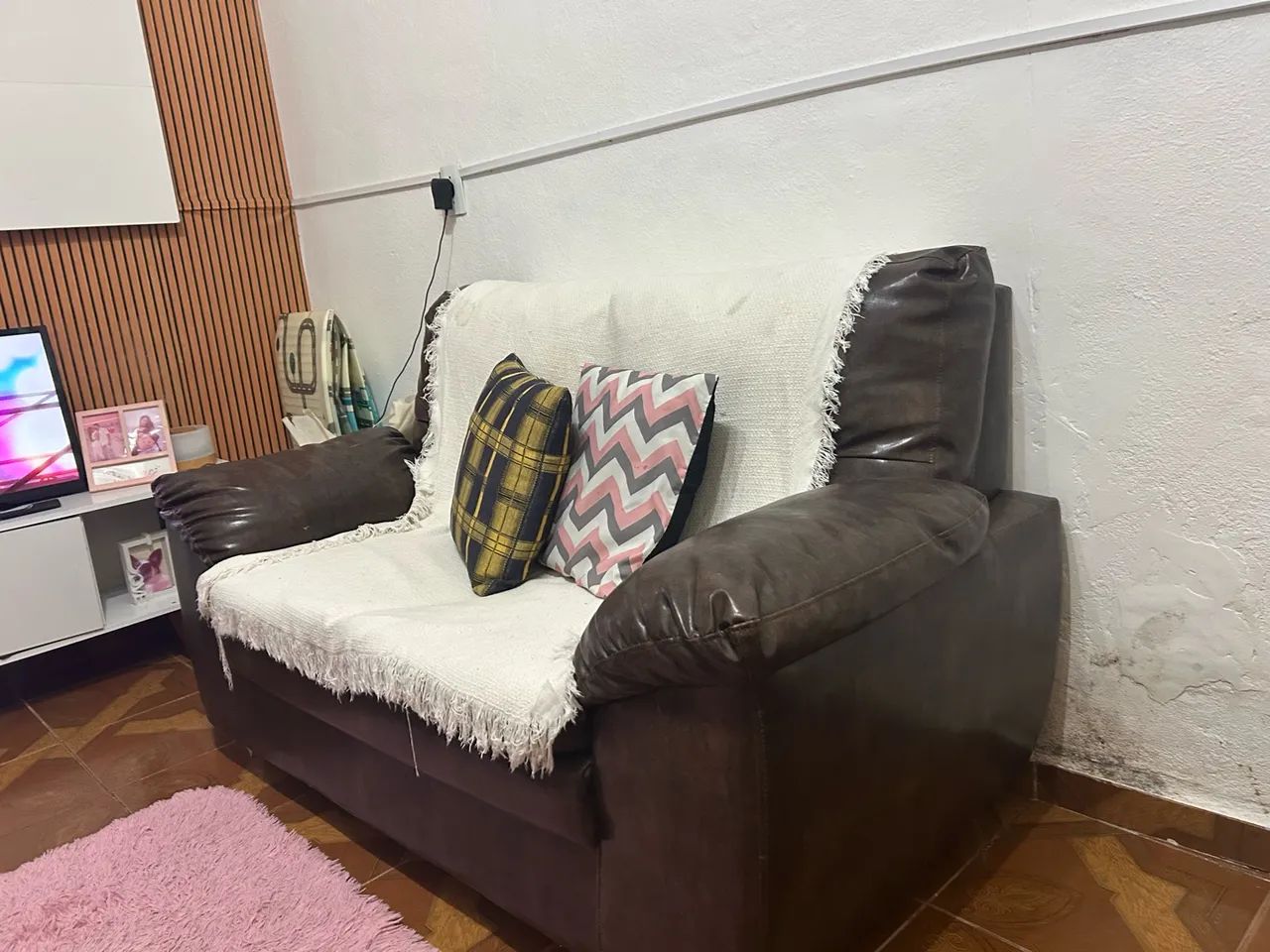 2 pares de sofá de couro seminovos - Foto 2