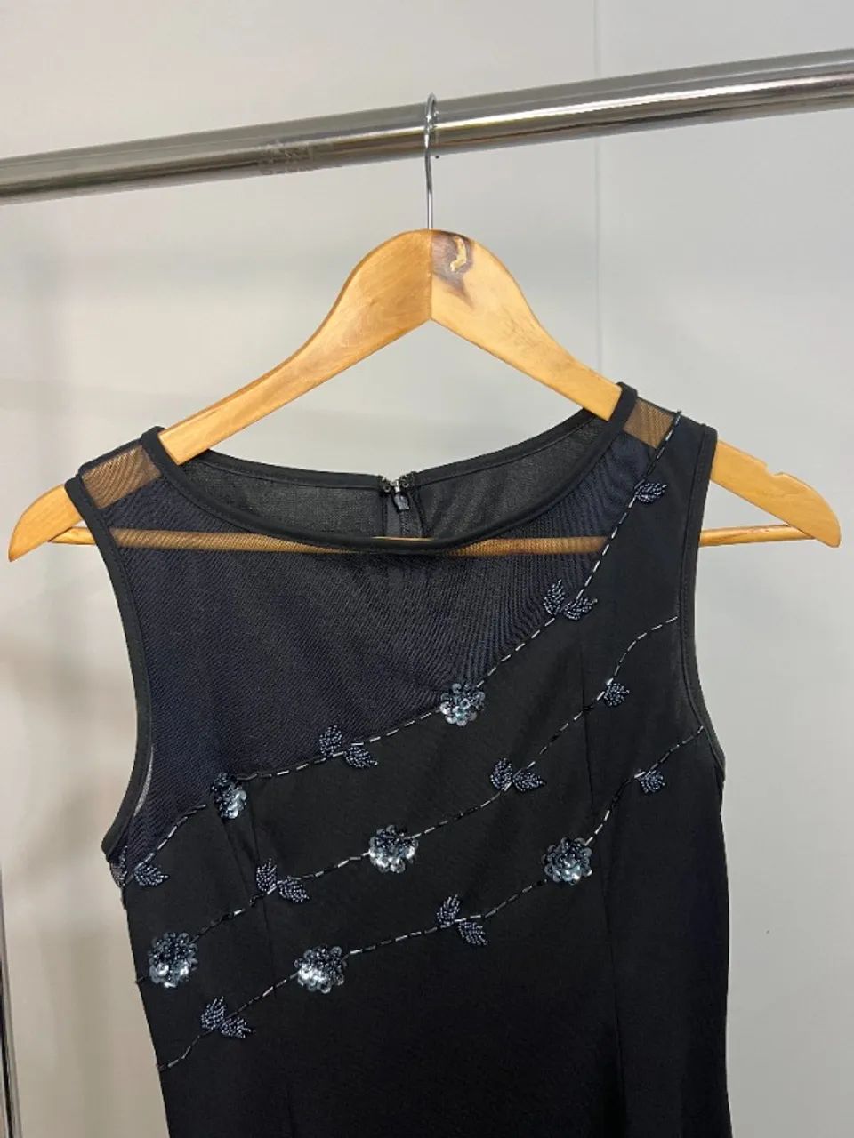 VESTIDO DE FESTA LONGO PRETO COM BORDADOS E TULE - CLÁSSICO E ELEGANTE - Foto 2