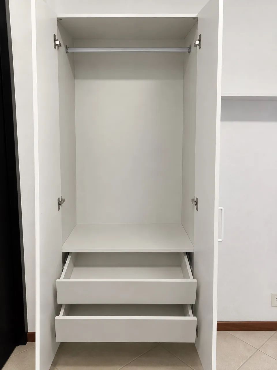 Roupeiro Tok&Stok 2 portas e 2 gavetas ótimo estado. - Foto 3
