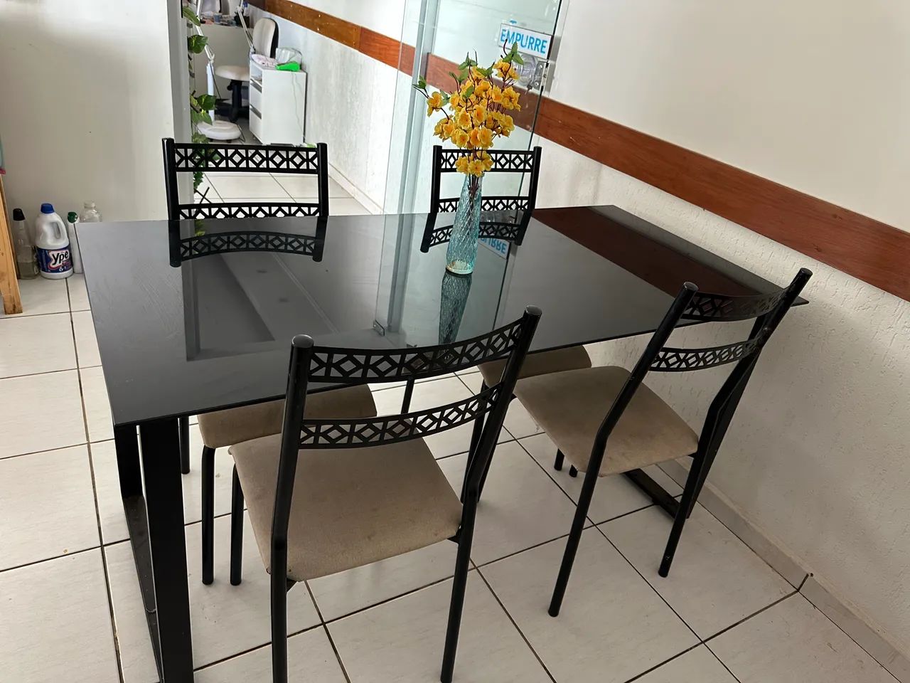 Mesa de vidro com 4 cadeiras