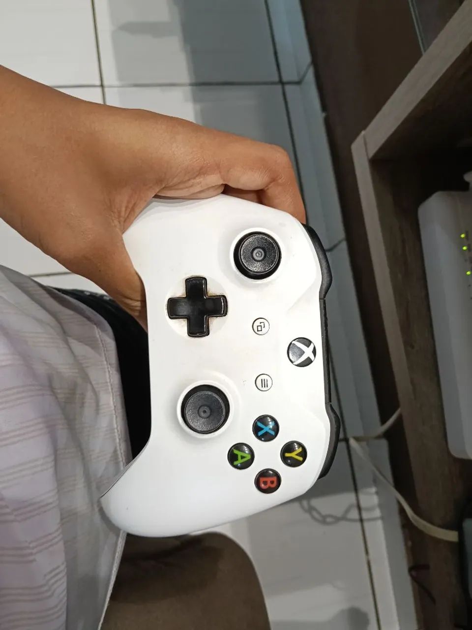 Xbox one s e bom estado com 2 controles um está com drift  - Foto 4