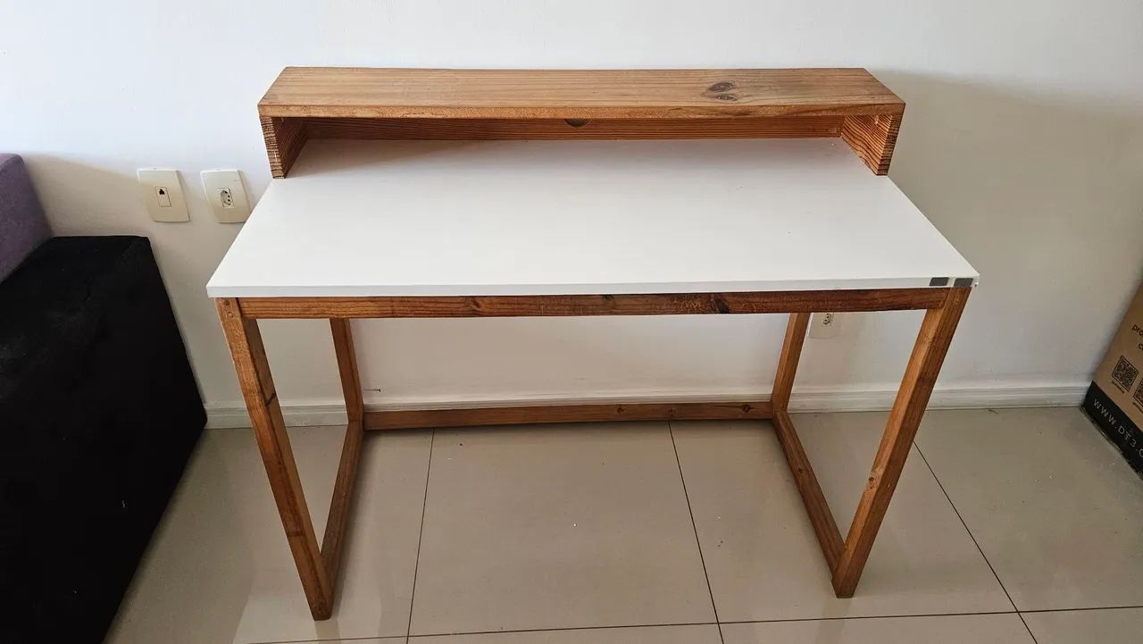 Mesa artesanal em madeira maçica com prateleira 