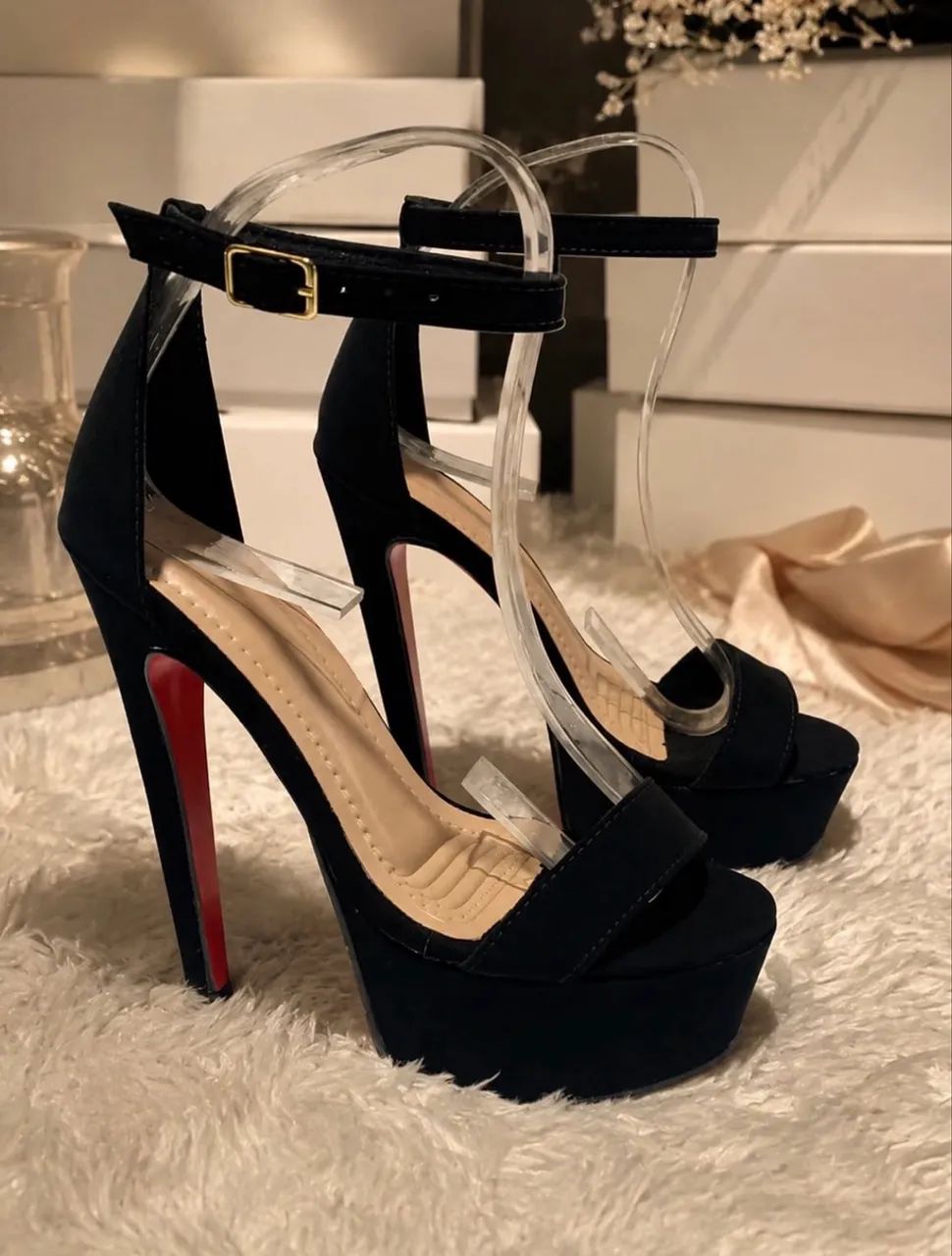 Salto 15cm. Preto com solado vermelho 