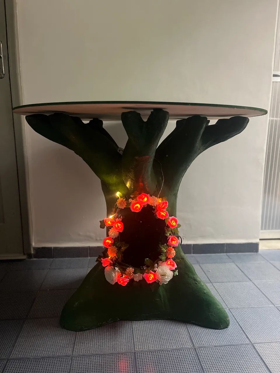 Mesa árvore com cascata iluminada . - Foto 2