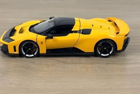 Vendo Ferrari F80 amarela Bburago 1:24 caixa  - Foto 4