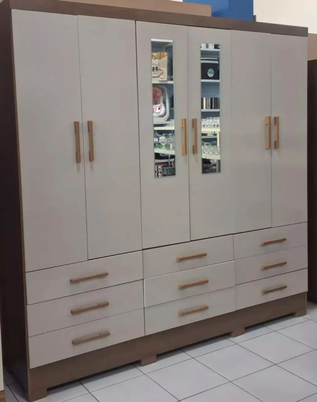 Guarda roupa com 9 gavetas 